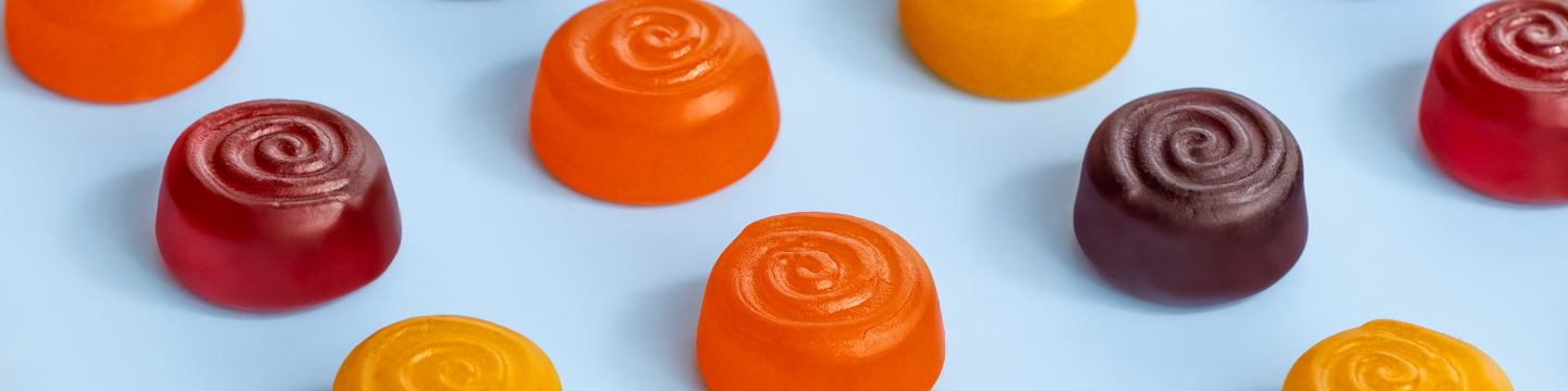 żelki na błękitnym tle