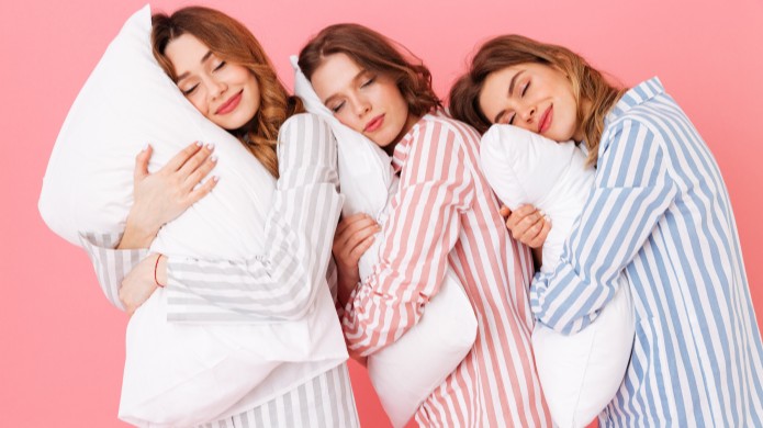 trzy kobiety w piżamkach w paski śpiące