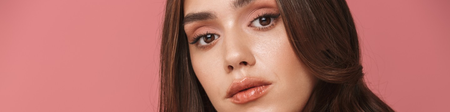 dziewczyna z brązowymi włosami na różowym tle