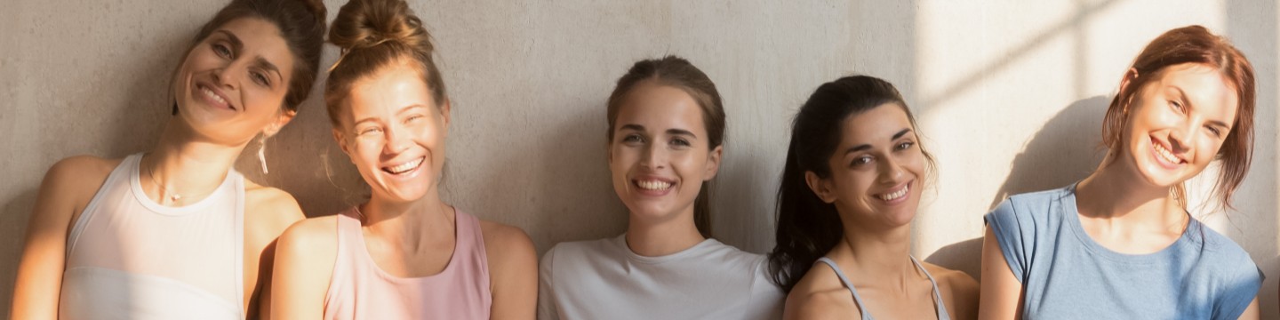 Uśmiechnięte kobiety w strojach sportowych