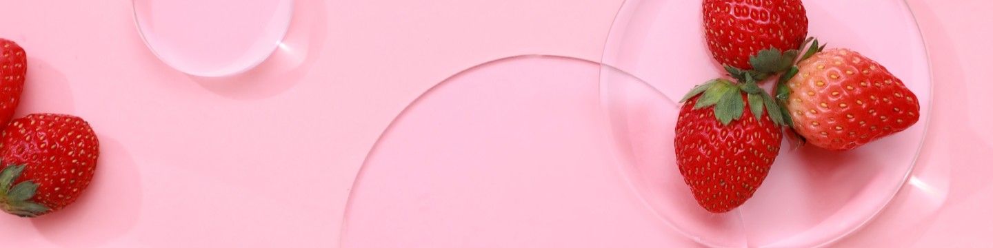 truskawki na różowym tle