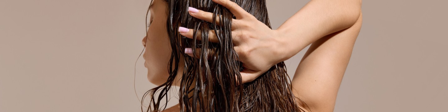 kobieta z wilgotnymi włosami